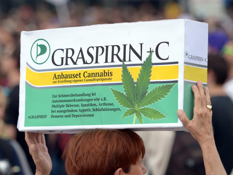 "Graspirin" als Medikament fordert eine Demonstrantin auf der Hanfparade 2014 in Berlin.