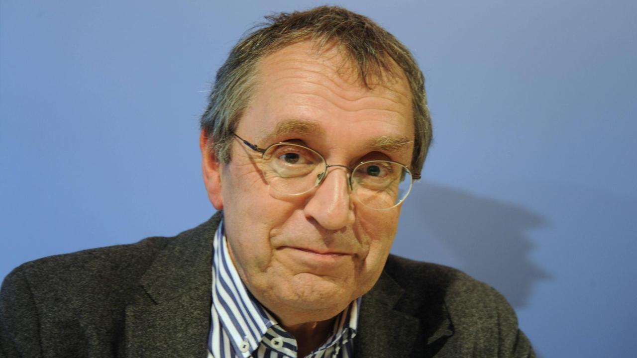 Der Kulturhistoriker Thomas Macho am blauen Sofa  auf der Frankfurter Buchmesse 2017.
