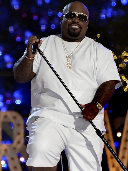 Der US-Rapper Cee-Lo Green rappt in weißem Shirt und weißer Dreiviertelhose auf der Bühne.