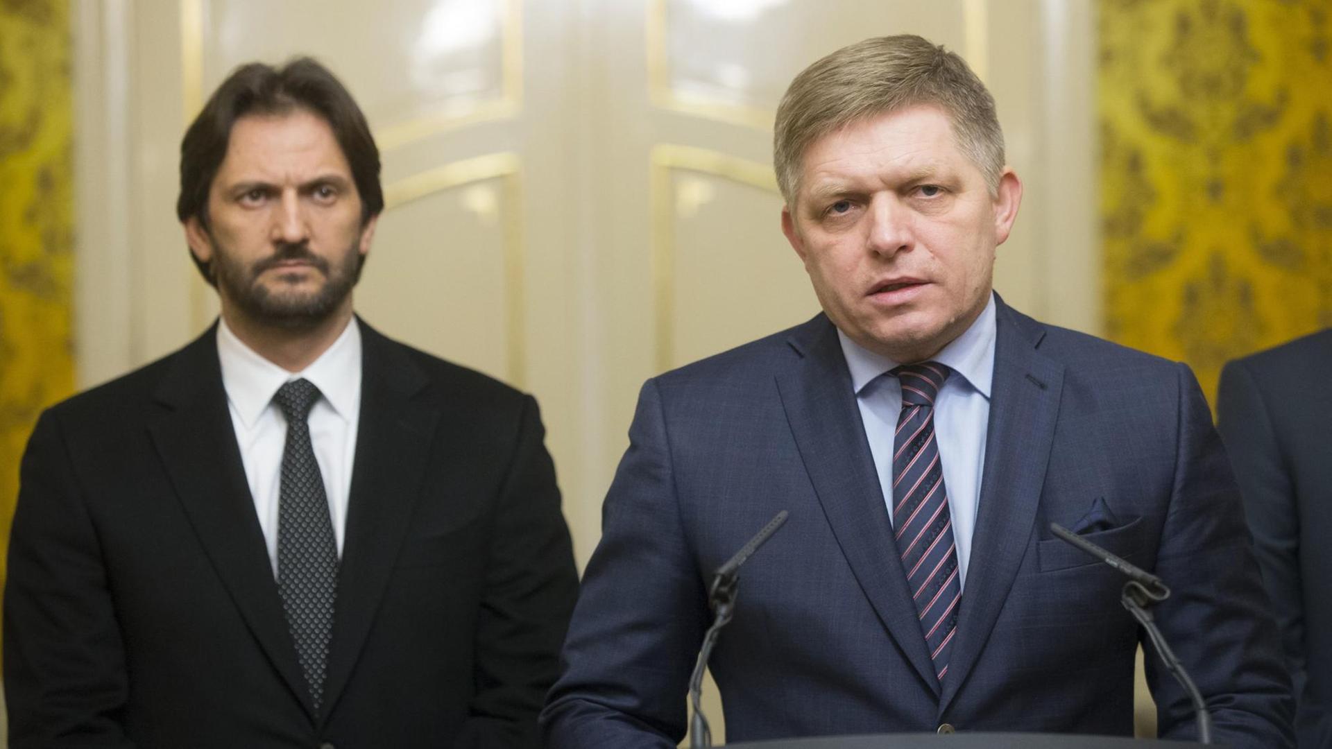 Der slowakische Ministerpräsident Robert Fico (rechts) und der bisherige Innenminister Robert Kalinak.