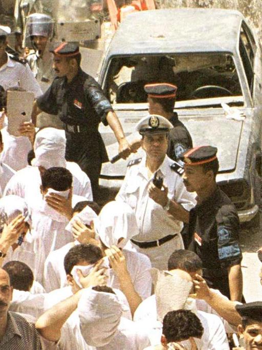 Ägypter, die der Homosexualität beschuldigt werden, 2001 auf dem Weg zum Gerichtsgebäude, wo ihnen der Prozess gemacht werden soll.