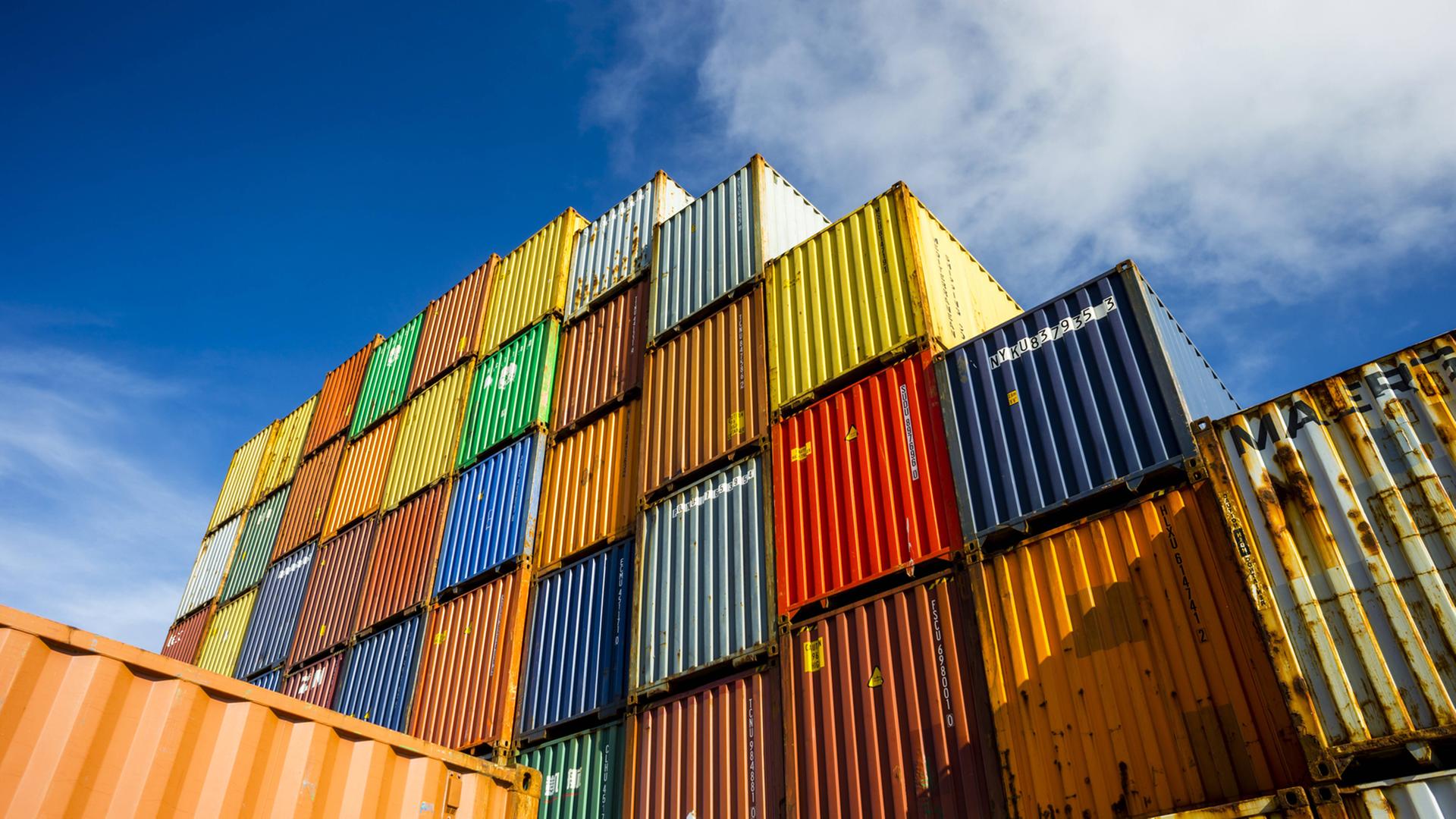 Container auf einem Verladebahnhof Dornstadt bei Ulm.