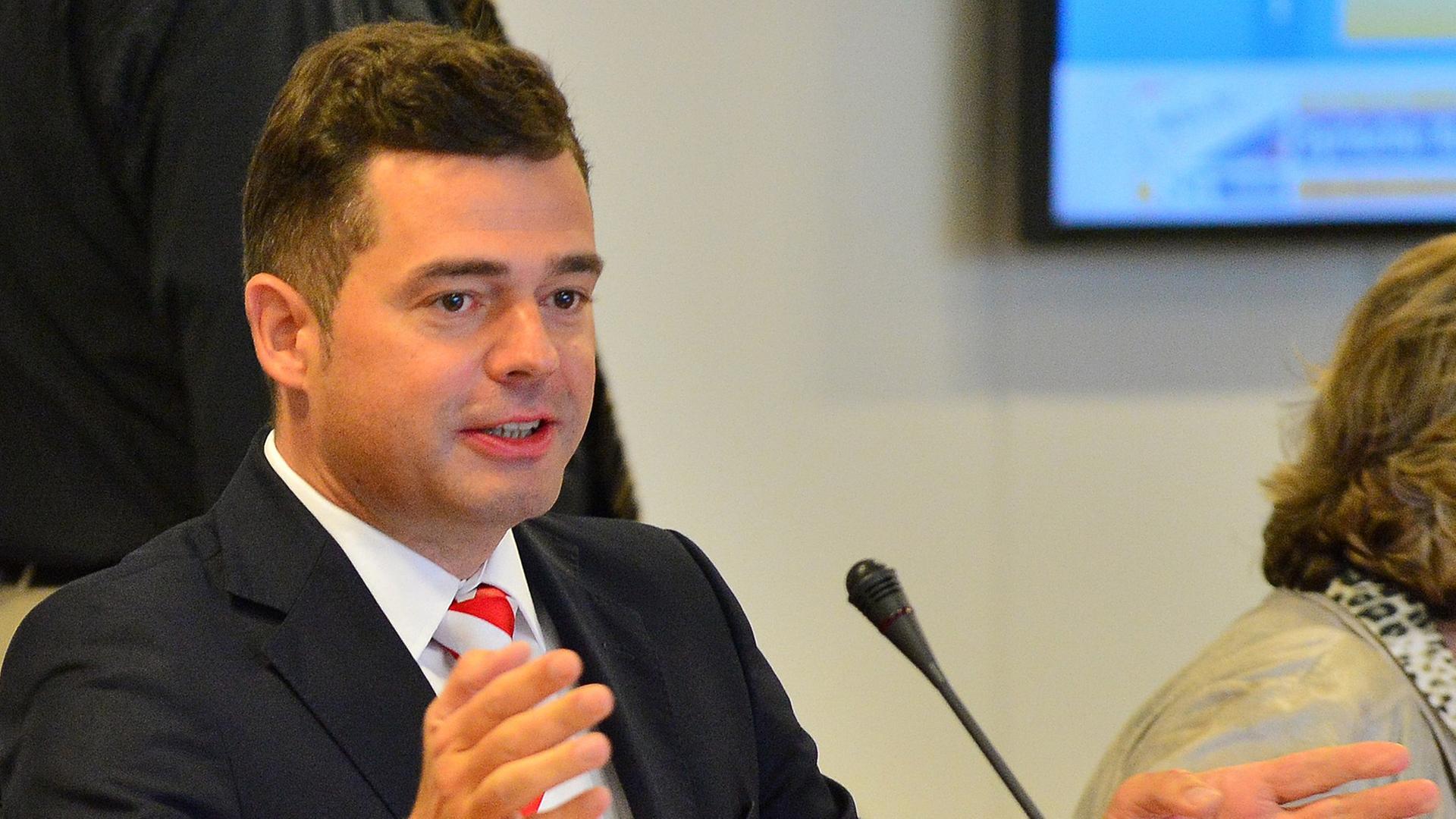 Der bisherige Fraktionsvorsitzende der CDU im Thüringer Landtag, Mike Mohring, sitzt am 24.09.2014 in Erfurt (Thüringen) im Fraktionssaal.
