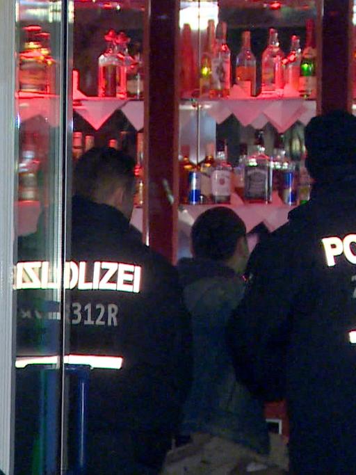 Polizisten gehen am 28.03.2019 in eine Shisha-Bar in Neukölln. M