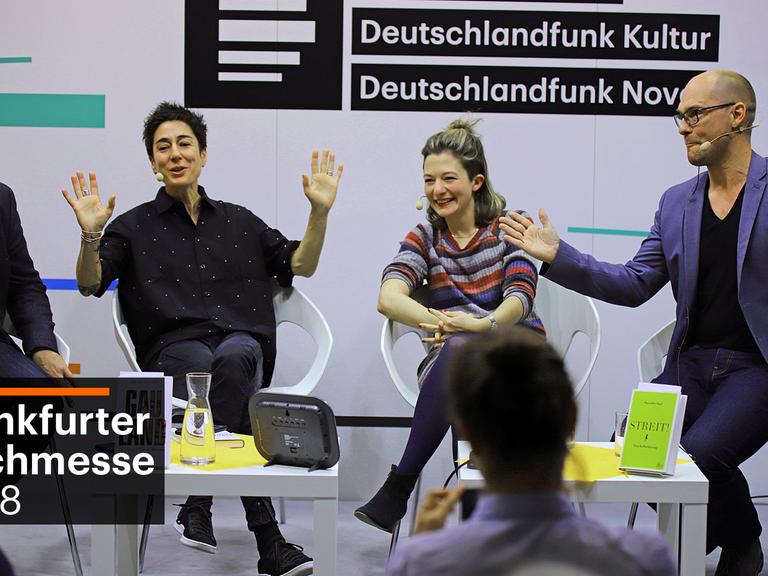 Moderator Korbinian Frenzel in Studio 9: Der Tag mit.... mit Olaf Sundermeyer, Dunja Hayali, Meredith Haaf.