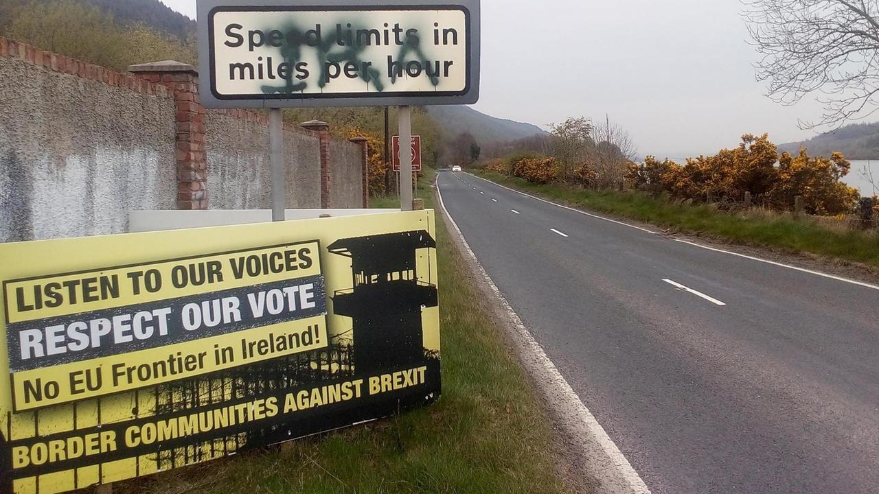 Ein Schild an der irisch-nordirischen Grenze auf dem steht: "Hört auf unsere Stimmen. Respektiert unsere Wahl. Keine EU-Grenze in Irland."