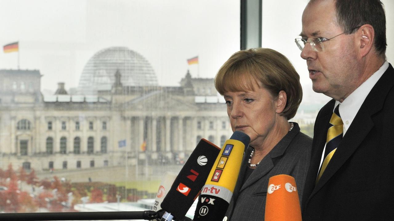 Bundeskanzlerin Angela Merkel und Peer Steinbrück sprechen über die Finanzkrise