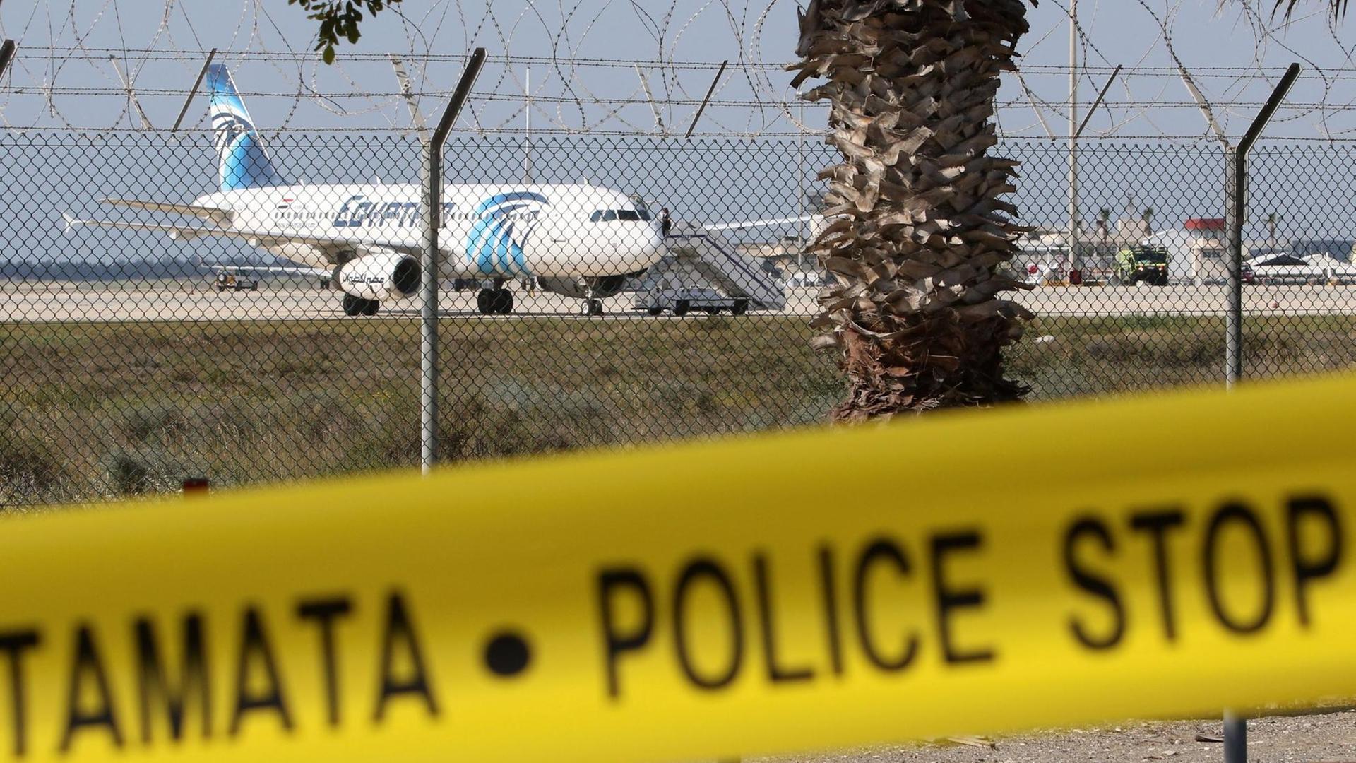 Das entführte Flugzeug der Egypt Air auf dem Flughafen in der Stadt Larnaka. Das entführte Flugzeug der Egypt Air auf dem Flughafen in der Stadt Larnaka.