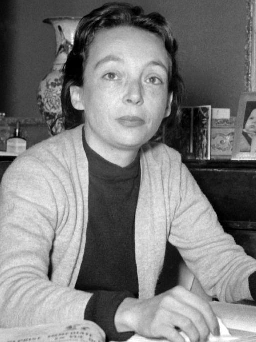 Die französische Schriftstellerin und Drehbuchautorin Marguerite Duras, aufgenommen an ihrem Schreibtisch in ihrer Wohnung in Paris in den frühen 50-er Jahren.