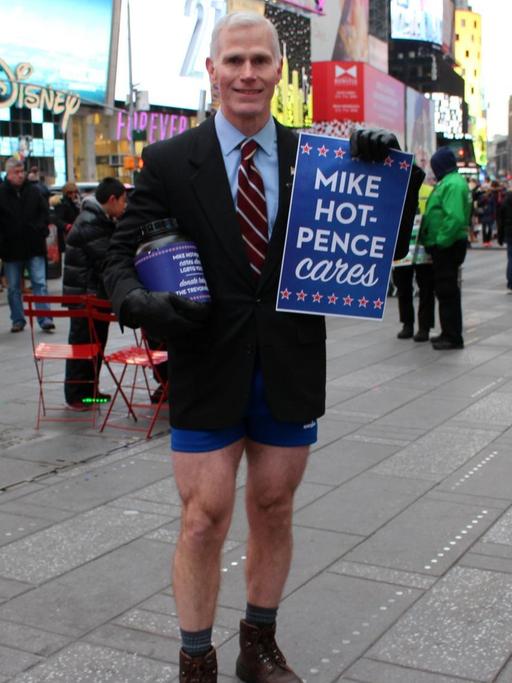 Der 51-Jährige Glen Pannell sammelt unter dem Künstlernamen "Mike Hot-Pence" am 11.12.2016 in New York Geld für Organisationen, deren Arbeit durch die künftige Regierung unter Donald Trump gefährdet sein könnte. (Foto: Stephanie Ott / dpa)