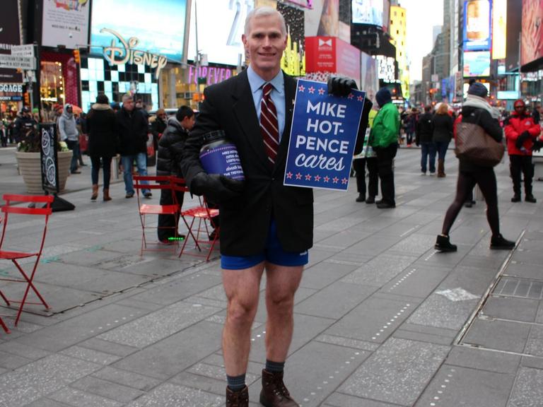 Der 51-Jährige Glen Pannell sammelt unter dem Künstlernamen "Mike Hot-Pence" am 11.12.2016 in New York Geld für Organisationen, deren Arbeit durch die künftige Regierung unter Donald Trump gefährdet sein könnte. (Foto: Stephanie Ott / dpa)