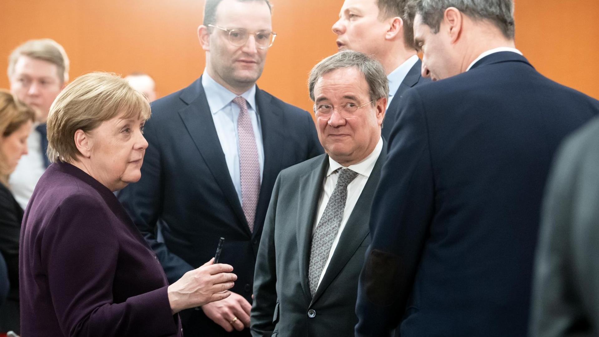 Einer der ersten deutschen Corona-Krisengipfel: Noch ohne Mund-Nase-Schutzbedeckung beraten im März 2020 (von links) Bundeskanzlerin Angela Merkel, Jens Spahn, Bundesgesundheitsminister, Armin Laschet, Ministerpräsident von Nordrhein-Westfalen, Tobias Hans, Ministerpräsident des Saarlands und Markus Söder, Ministerpräsident von Bayern. Einer der ersten deutschen Corona-Krisengipfel: Noch ohne Mund-Nase-Schutzbedeckung beraten im März 2020 (von links) Bundeskanzlerin Angela Merkel, Jens Spahn, Bundesgesundheitsminister, Armin Laschet, Ministerpräsident von Nordrhein-Westfalen, Tobias Hans, Ministerpräsident des Saarlands und Markus Söder, Ministerpräsident von Bayern.