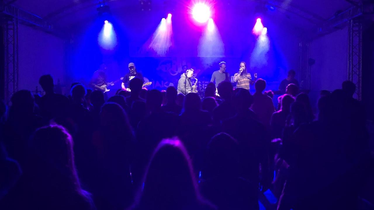 Die Bühne in Hildesheim am späten Abend.