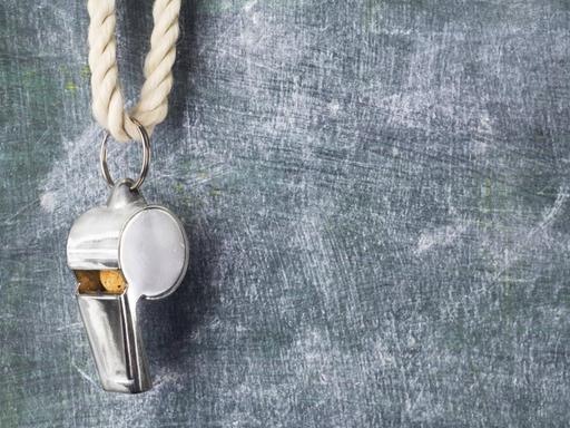 Eine Trillerpfeife vor einer Tafel. Eine Trillerpfeife vor einer Tafel.