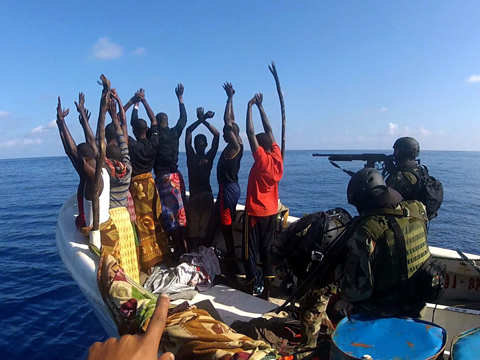 Festnahme von Piraten durch EU-Spezialeinheiten in Somalia