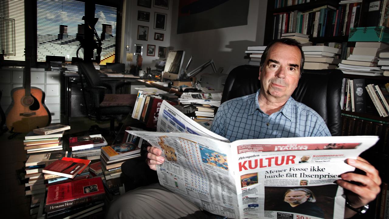 Der norwegische Schriftsteller Jan Kjærstad liest in der Zeitung