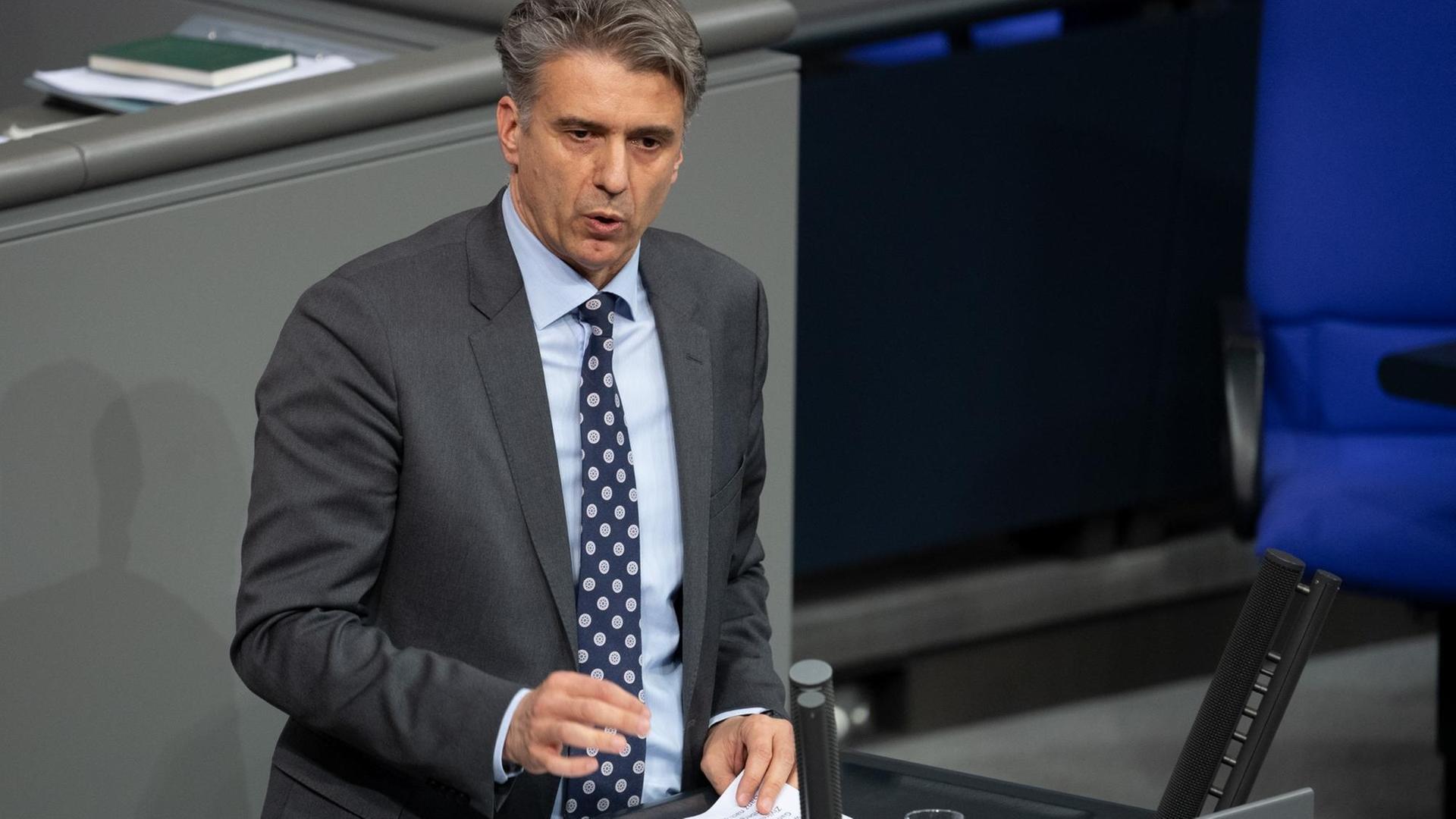 Der AfD-Politiker Marc Jongen steht am 15. März 2019 im Bundestag am Rednerpult uns spricht zu den Abgeordnenten.