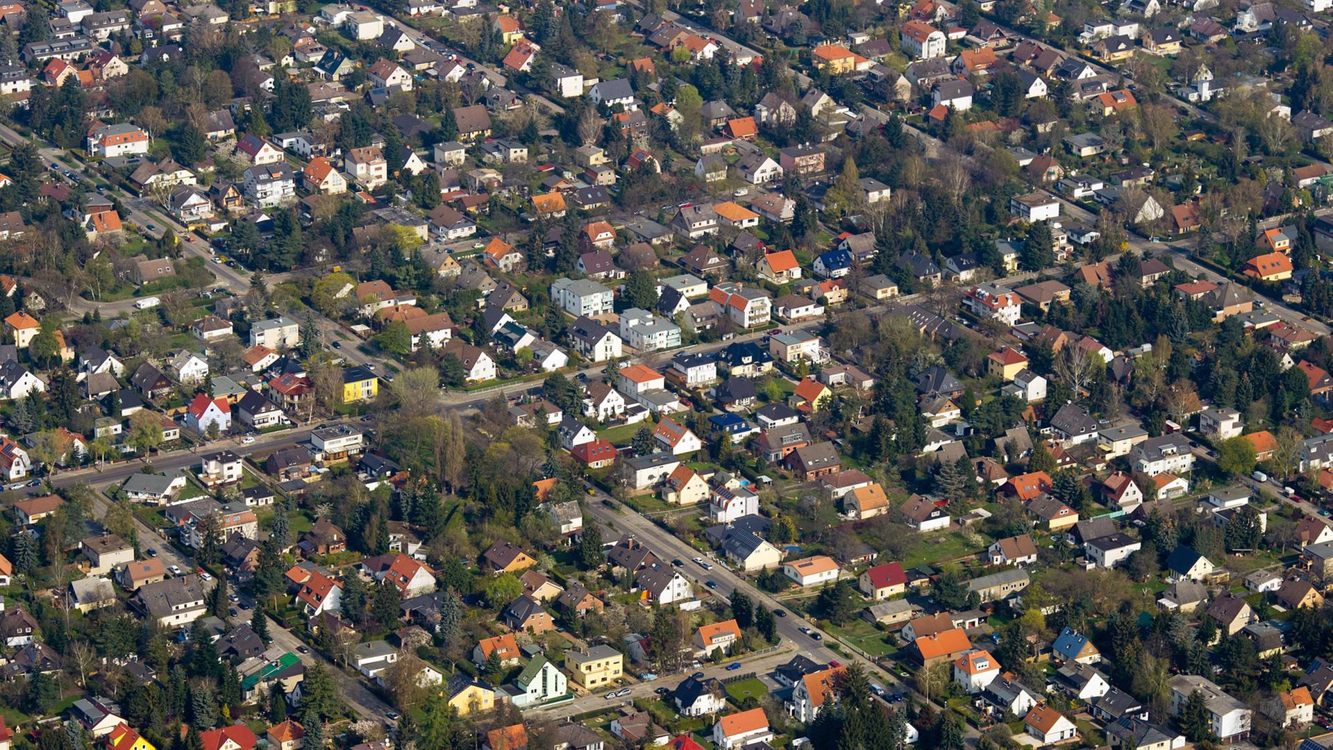 Das Luftbild zeigt einen Berliner Speckgürtel.