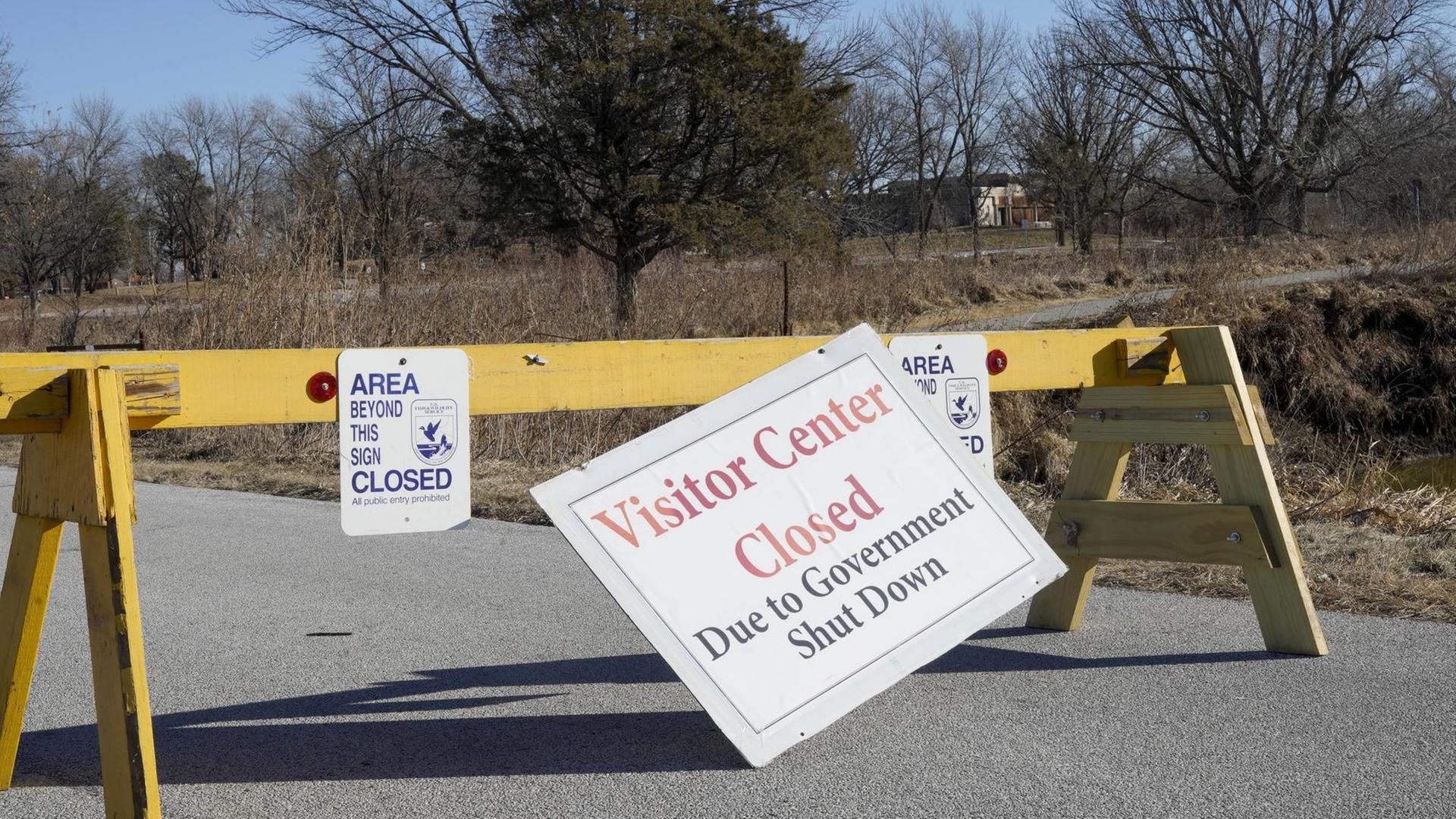 Ein Schild informiert darüber, dass das Besucherzentrum des Parks DeSoto National Wildlife Refuge in Missouri Valley in Iowa wegen des "Shutdowns" geschlossen ist. Ein Schild informiert darüber, dass das Besucherzentrum des Parks DeSoto National Wildlife Refuge in Missouri Valley in Iowa wegen des "Shutdowns" geschlossen ist.