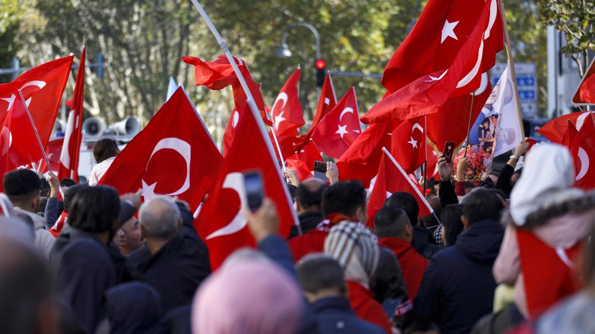 Erdogan-Anhänger schenken vor der Moschee in Köln-Ehrenfeld türkische Fahnen