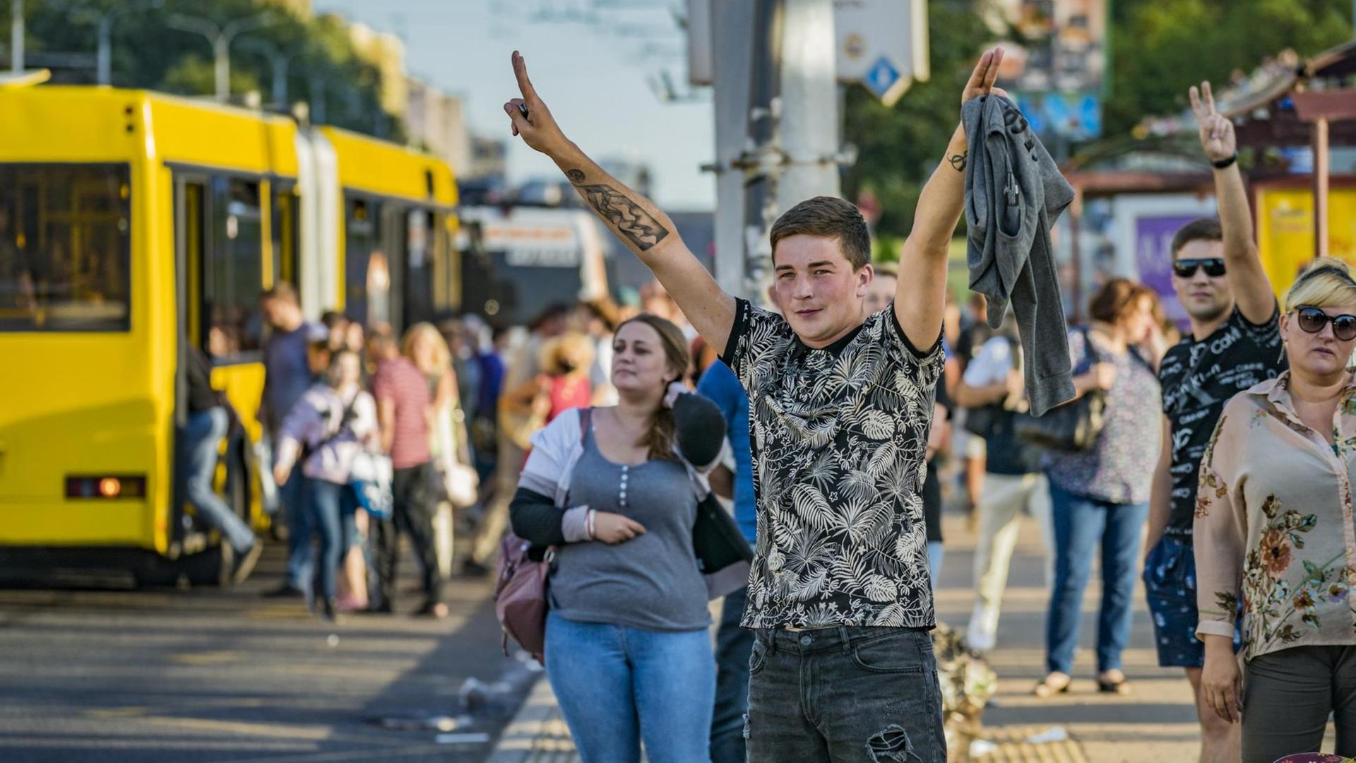 Ein Mann macht auf der Straße in Minsk das Victory-Zeichen - als Protest gegen das Wahlergebnis in Belarus. (Photo by Celestino Arce/NurPhoto) | Keine Weitergabe an Wiederverkäufer.