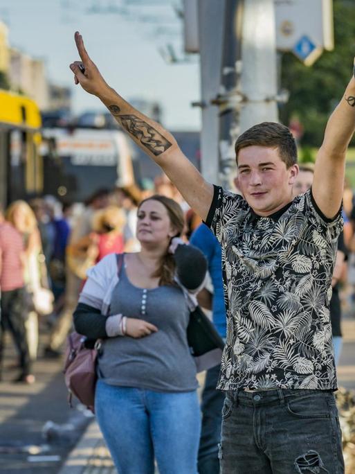 Ein Mann macht auf der Straße in Minsk das Victory-Zeichen - als Protest gegen das Wahlergebnis in Belarus. (Photo by Celestino Arce/NurPhoto) | Keine Weitergabe an Wiederverkäufer.