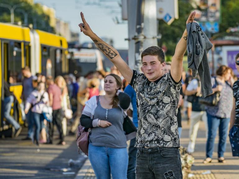 Ein Mann macht auf der Straße in Minsk das Victory-Zeichen - als Protest gegen das Wahlergebnis in Belarus. (Photo by Celestino Arce/NurPhoto) | Keine Weitergabe an Wiederverkäufer.