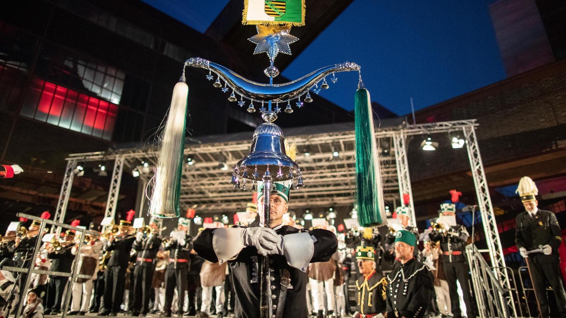 Mehrere Bergmannskapellen spielen im Rahmen des 13. Deutsche Bergmannstag (2018) vor der Zeche Zollverein in Essen.