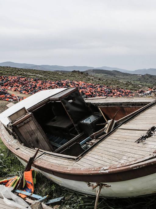 Boot und Schwimmwesten auf Lesbos