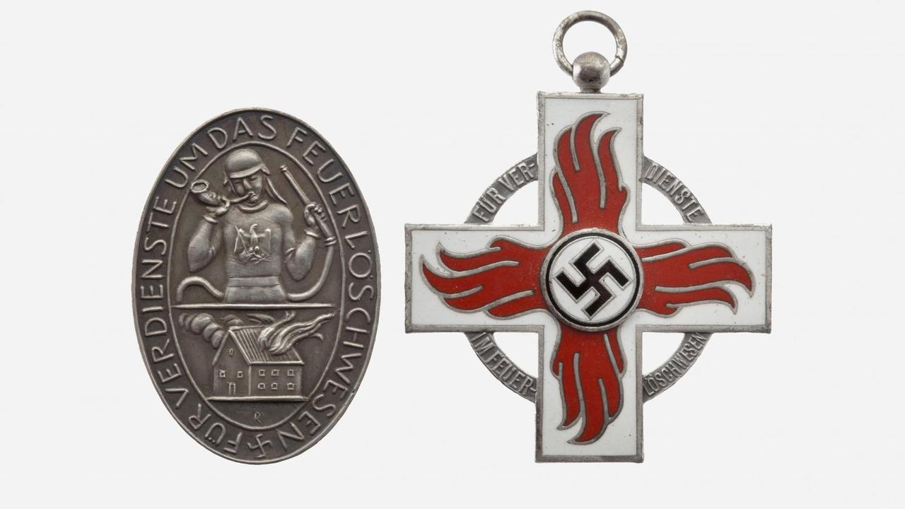 Ehrenzeichen der Feuerwehr im Nationalsozialismus. Dazu das preußische Einnerungsabzeichen für Verdienste um das Feuerlöschwesen. 