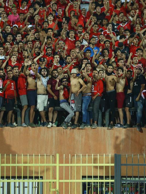 Fans des Kairoer Fußballclubs Al Ahly feiern ihren Verein beim Viertelfinale gegen Horoya in der CAF Champions League im Al-Salam-Stadion in Kairo.