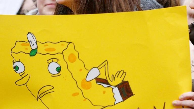 Schülerprotest "Fridays for Future" mit gelbem Plakat.