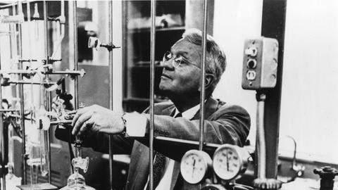 Harold Urey bei Arbeiten in seinem Labor