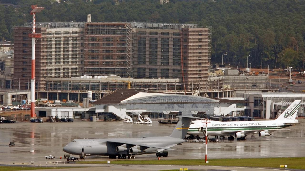Flugzeuge stehen am Donnerstag (24.08.2006) auf dem US-Luftwaffenstützpunkt in Ramstein.