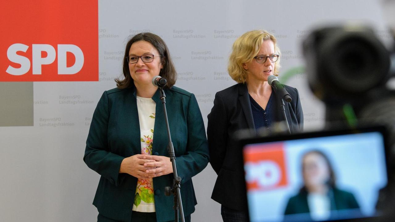 Natascha Kohnen, SPD-Landesvorsitzende in Bayern (r), spricht neben Andrea Nahles, SPD-Parteivorsitzende, auf einer Pressekonferenz nach einer gemeinsamen Sitzung der SPD-Bundestagsfraktion und der BayernSPD-Landtagsfraktion im Maximilianeum in München (20.9.2018).