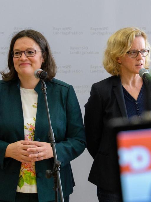 Natascha Kohnen, SPD-Landesvorsitzende in Bayern (r), spricht neben Andrea Nahles, SPD-Parteivorsitzende, auf einer Pressekonferenz nach einer gemeinsamen Sitzung der SPD-Bundestagsfraktion und der BayernSPD-Landtagsfraktion im Maximilianeum in München (20.9.2018).