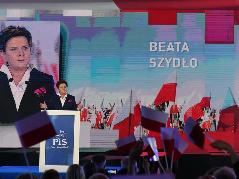 Beata Szydlo, Spitzenkandidatin von "Recht und Gerechtigkeit" (PiS) auf einer Wahlveranstaltung