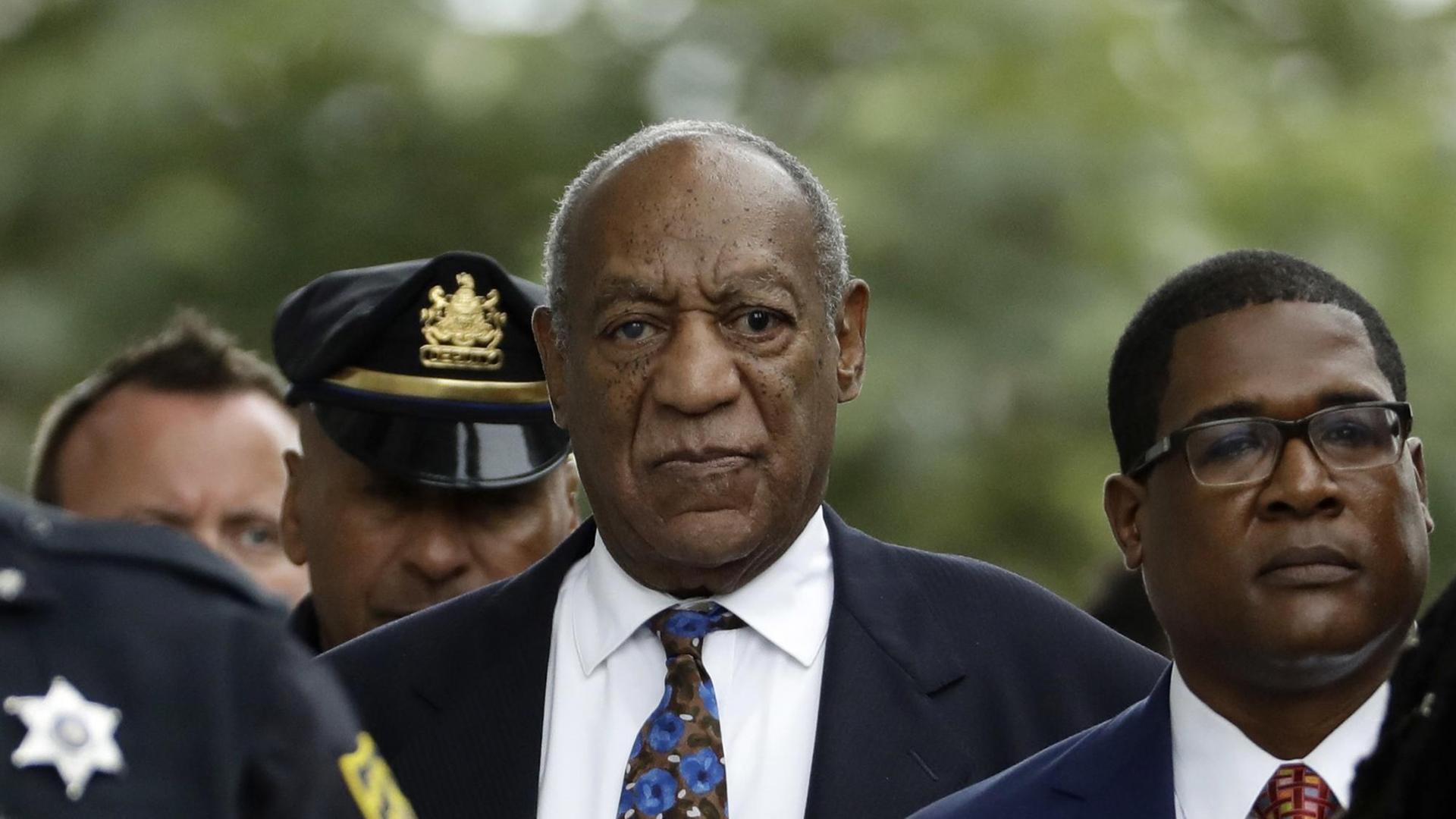 Bill Cosby mit Polizisten und Anwalt auf dem Weg nach einer Anhörung.