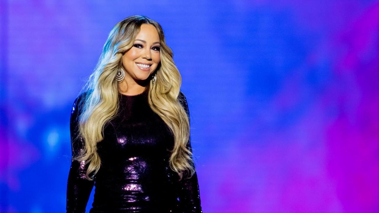 Mariah Carey performt auf der Bühne bei einem Auftritt im chinesischen Schanghai.