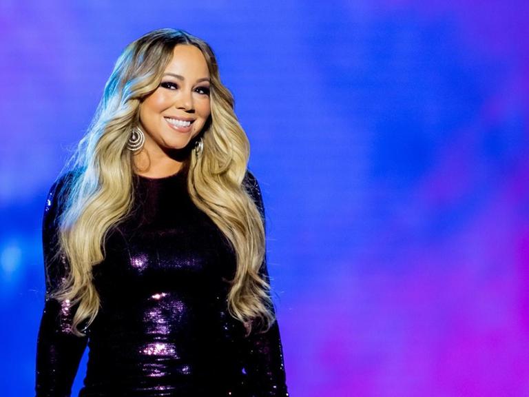 Mariah Carey performt auf der Bühne bei einem Auftritt im chinesischen Schanghai.