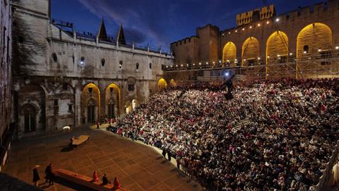 Der Ehrenhof des Papstpalastes in der Altstadt von Avignon während einer Festival-Veranstaltung