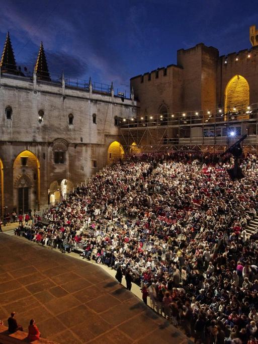 Der Ehrenhof des Papstpalastes in der Altstadt von Avignon während einer Festival-Veranstaltung
