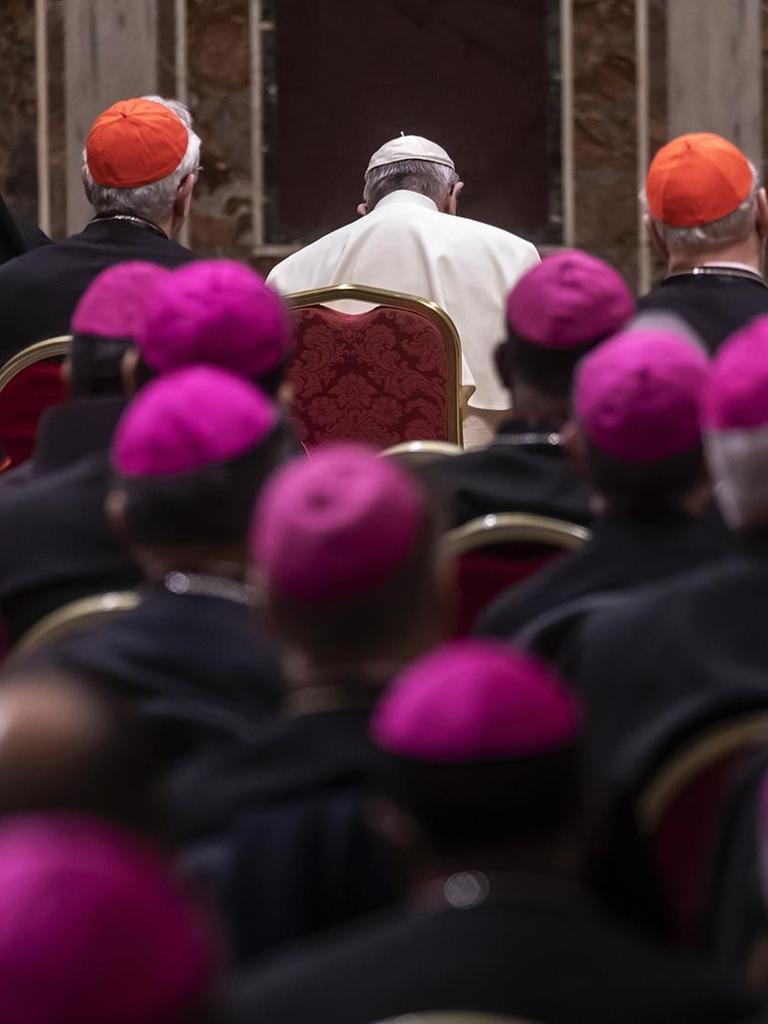 Papst Franziskus liest die Liturgie während des Krisentreffens im Vatikan