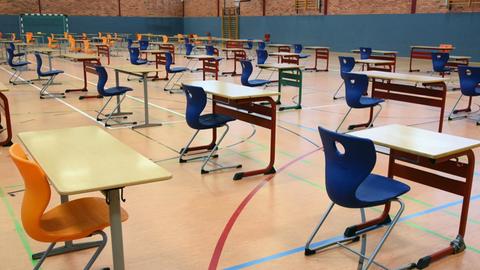 Mit großen Abständen stehen Tische und Stühle in der Turnhalle vom Montessori-Schulzentrum in Leipzig. In der Turnhalle sollen die Abiturprüfungen unter größten hygienischen Bedingungen geschrieben werden.