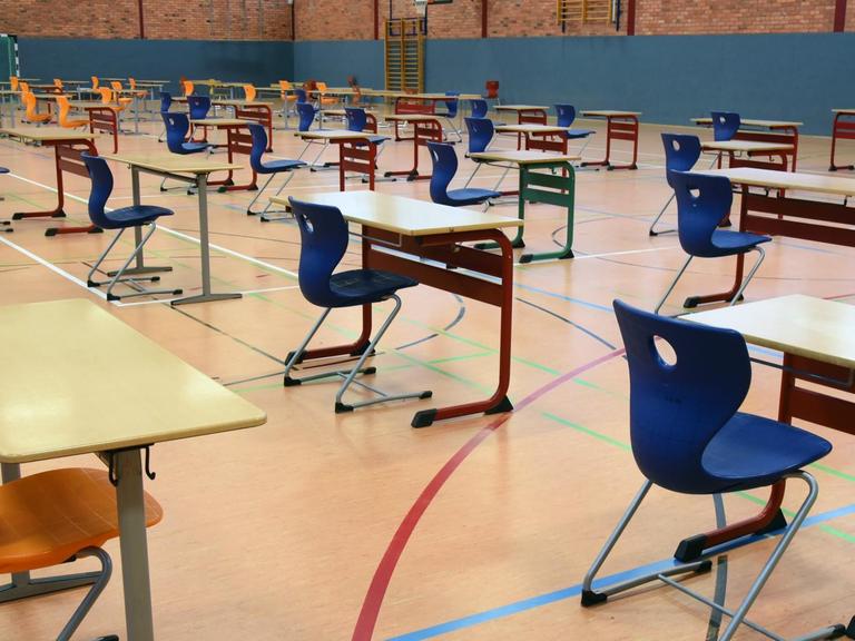 Mit großen Abständen stehen Tische und Stühle in der Turnhalle vom Montessori-Schulzentrum in Leipzig. In der Turnhalle sollen die Abiturprüfungen unter größten hygienischen Bedingungen geschrieben werden.