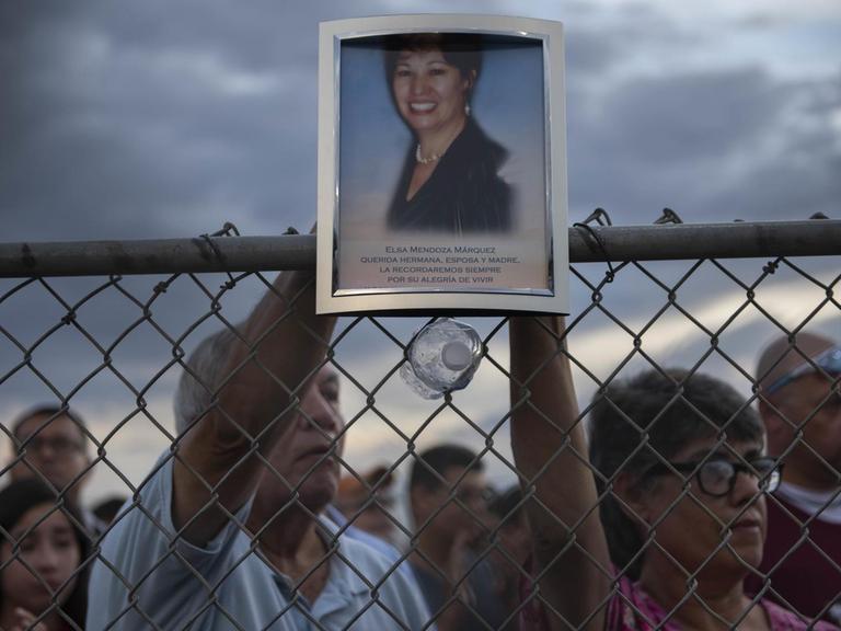 Freunde einer getöteten Lehrerin halten ihr Porträt hoch, um an sie in El Paso zu erinnern. In der texanischen Stadt war sie zum Opfer der Schießerei geworden.
