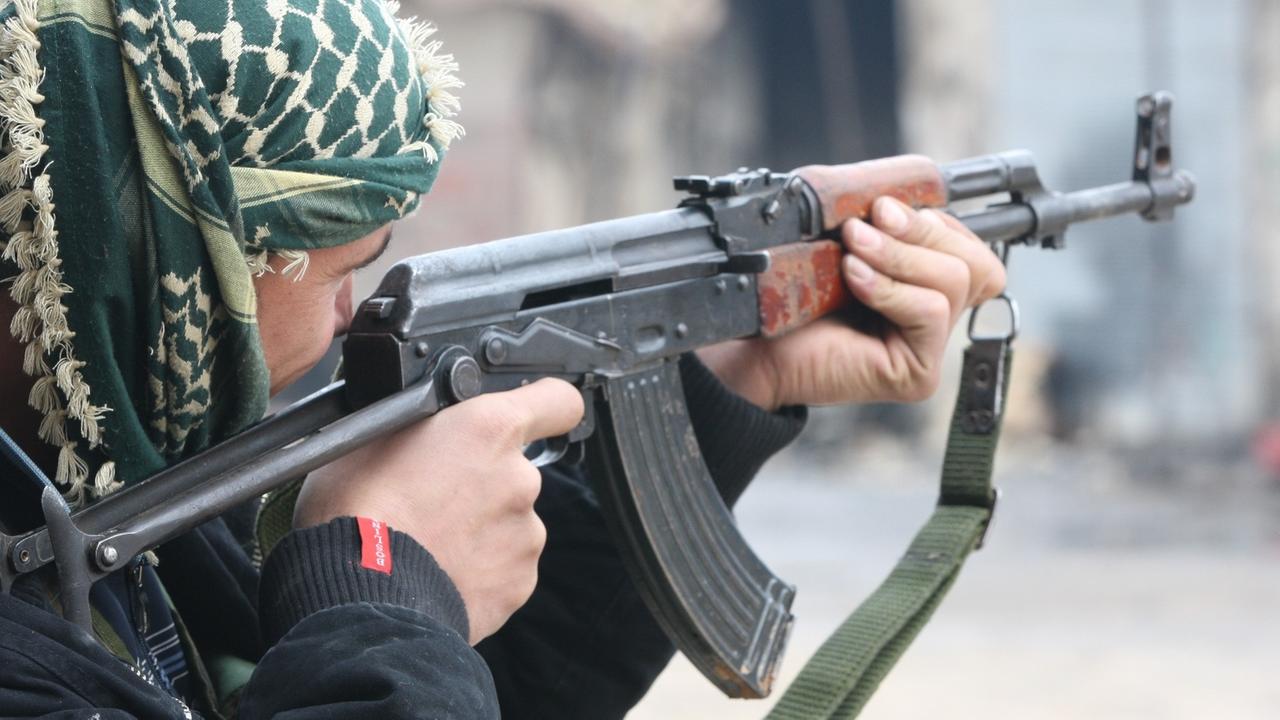 Ein Frontline Kämpfer der Freien Syrischen Armee (FSA) hält am 20.12.2012 in Aleppo (Syrien) sein Sturmgewehr vom Typ AK47 ikm Anschlag. Foto: Thomas Rasloff dpa