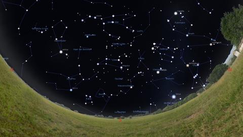 Der Anblick des Sternenhimmels Richtung Süden zu Monatsanfang gegen Mitternacht, am 15. um 23 Uhr und am Monatsende um 22 Uhr