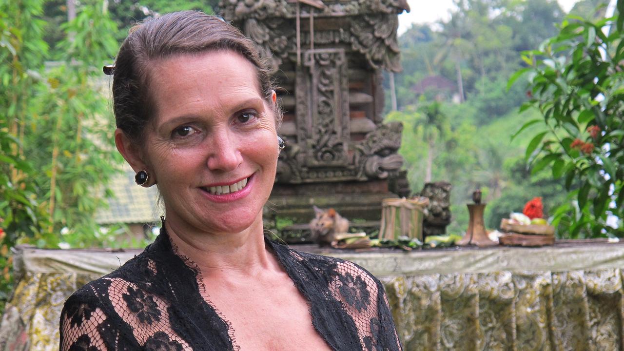 Janet de Nefe, Gründerin des Ubud Writers Festivals. Das Festival findet auf Bali statt.