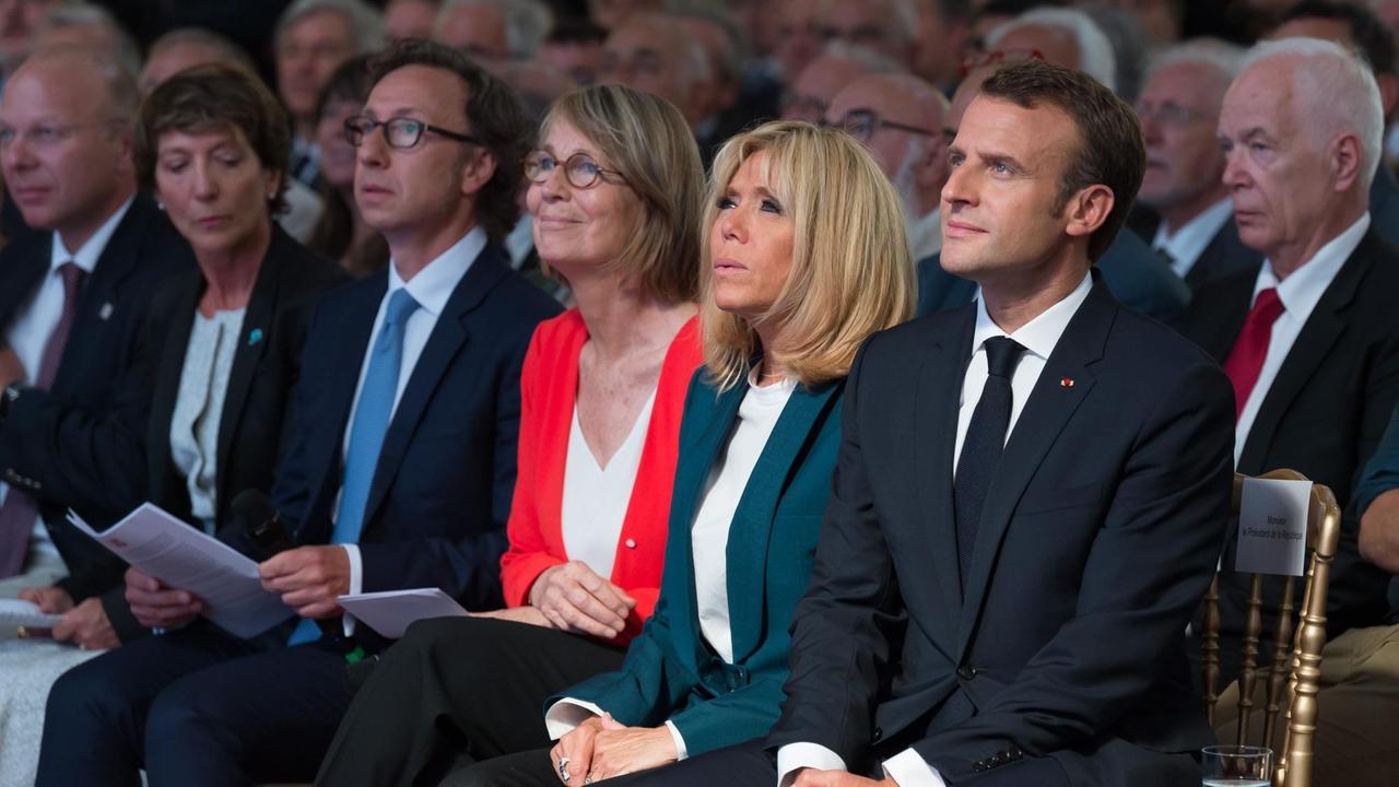 Emmanuel Macron und die französische Kulturministerin Françoise Nyssen bei einer Konferenz